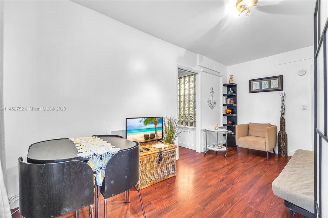 For Sale: $399,000 (1 beds, 1 baths, 410 Square Feet)
