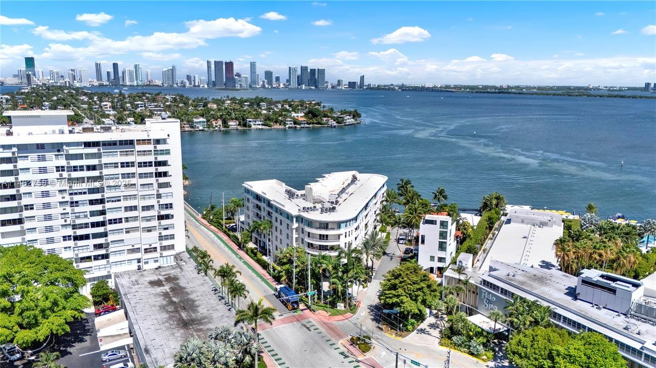 На продажу: $1,125,000 (2 спален, 2 ванн, 1210 Квадратных фут)