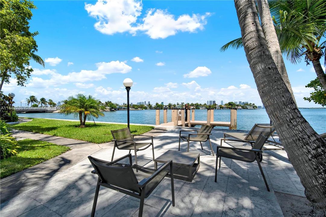 На продажу: $1,125,000 (2 спален, 2 ванн, 1210 Квадратных фут)