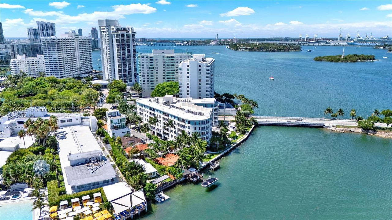 На продажу: $1,125,000 (2 спален, 2 ванн, 1210 Квадратных фут)