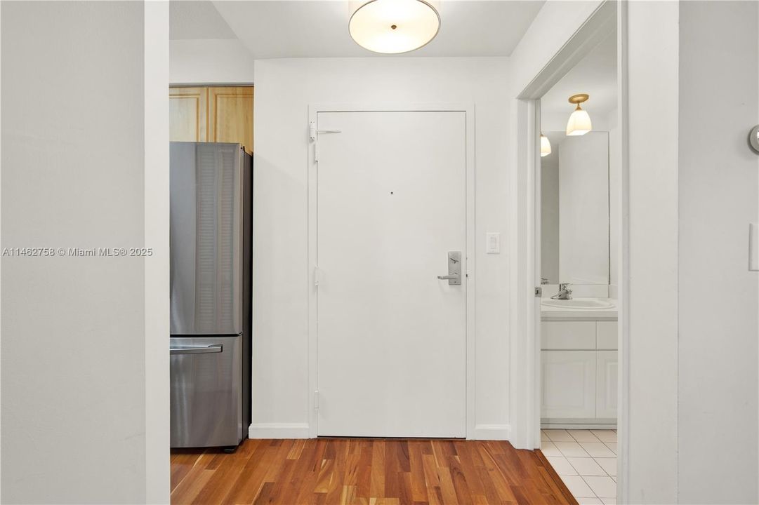 На продажу: $1,125,000 (2 спален, 2 ванн, 1210 Квадратных фут)