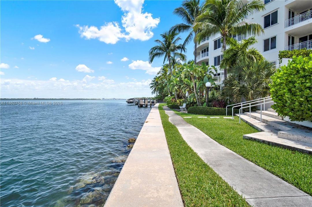 На продажу: $1,125,000 (2 спален, 2 ванн, 1210 Квадратных фут)