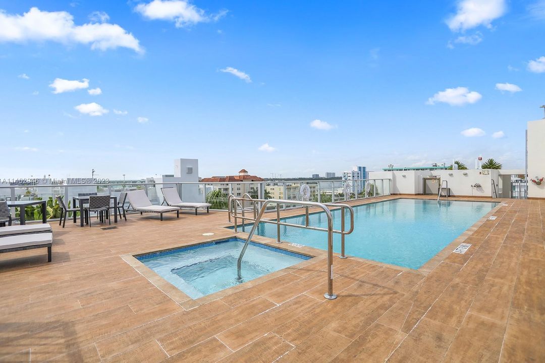 Vendido Recientemente: $648,500 (1 camas, 2 baños, 955 Pies cuadrados)