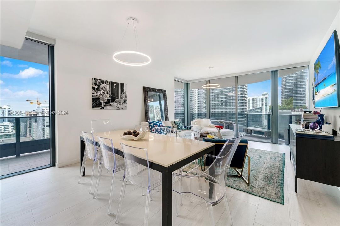 Recently Sold: $1,420,000 (2 beds, 2 baths, 1356 Square Feet)