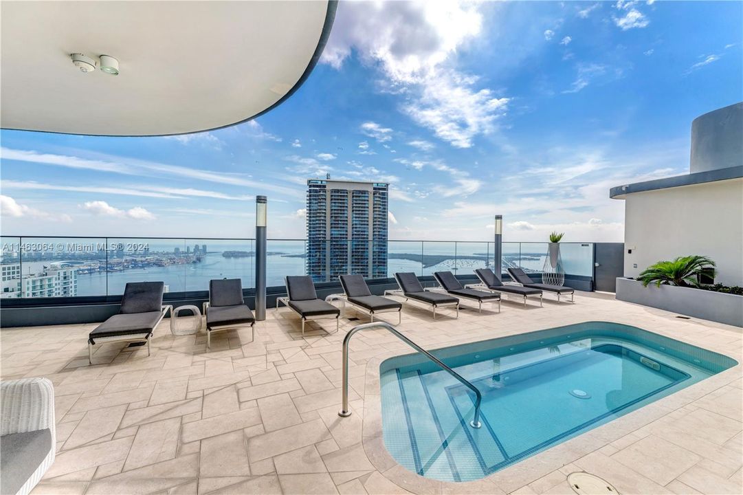 Recently Sold: $1,420,000 (2 beds, 2 baths, 1356 Square Feet)