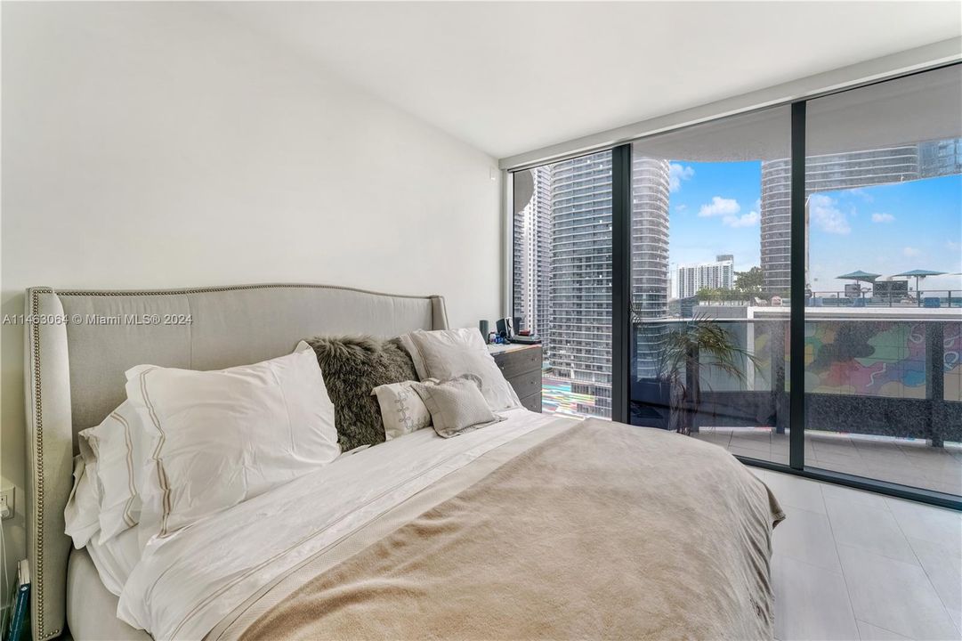Recently Sold: $1,420,000 (2 beds, 2 baths, 1356 Square Feet)