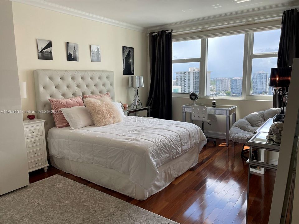 Recently Sold: $2,079,000 (3 beds, 4 baths, 3298 Square Feet)