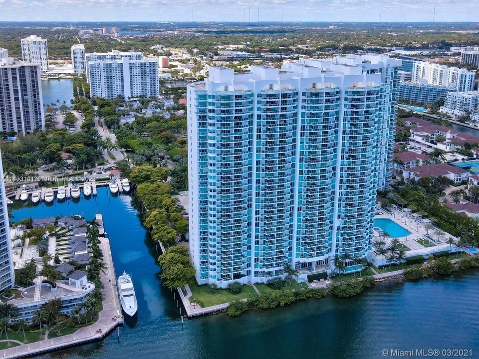 Recently Sold: $2,079,000 (3 beds, 4 baths, 3298 Square Feet)