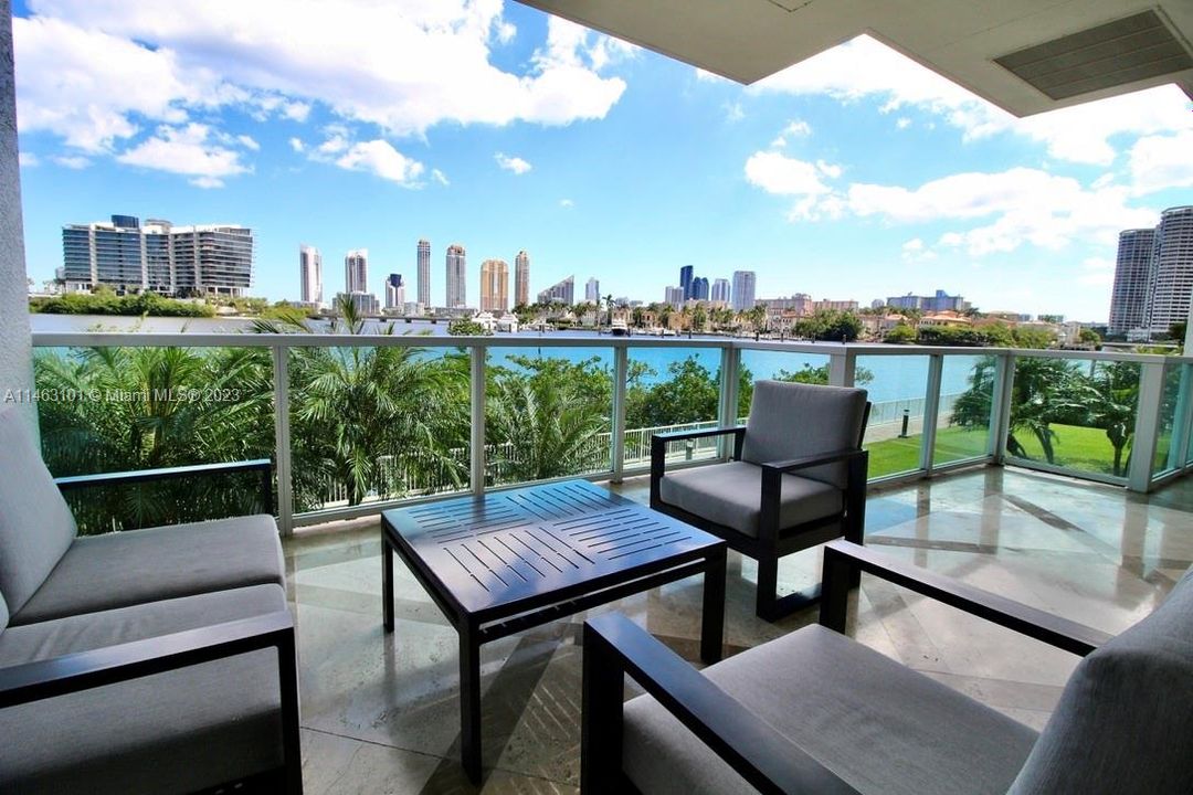 Recently Sold: $2,079,000 (3 beds, 4 baths, 3298 Square Feet)