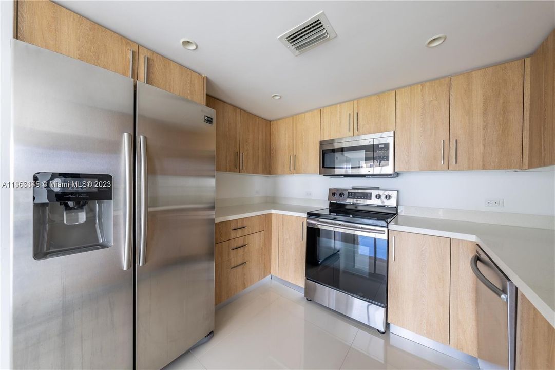 Vendido Recientemente: $830,000 (2 camas, 2 baños, 1463 Pies cuadrados)