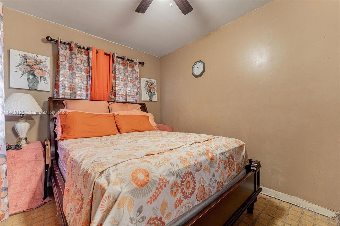 Recently Sold: $365,999 (3 beds, 1 baths, 1203 Square Feet)