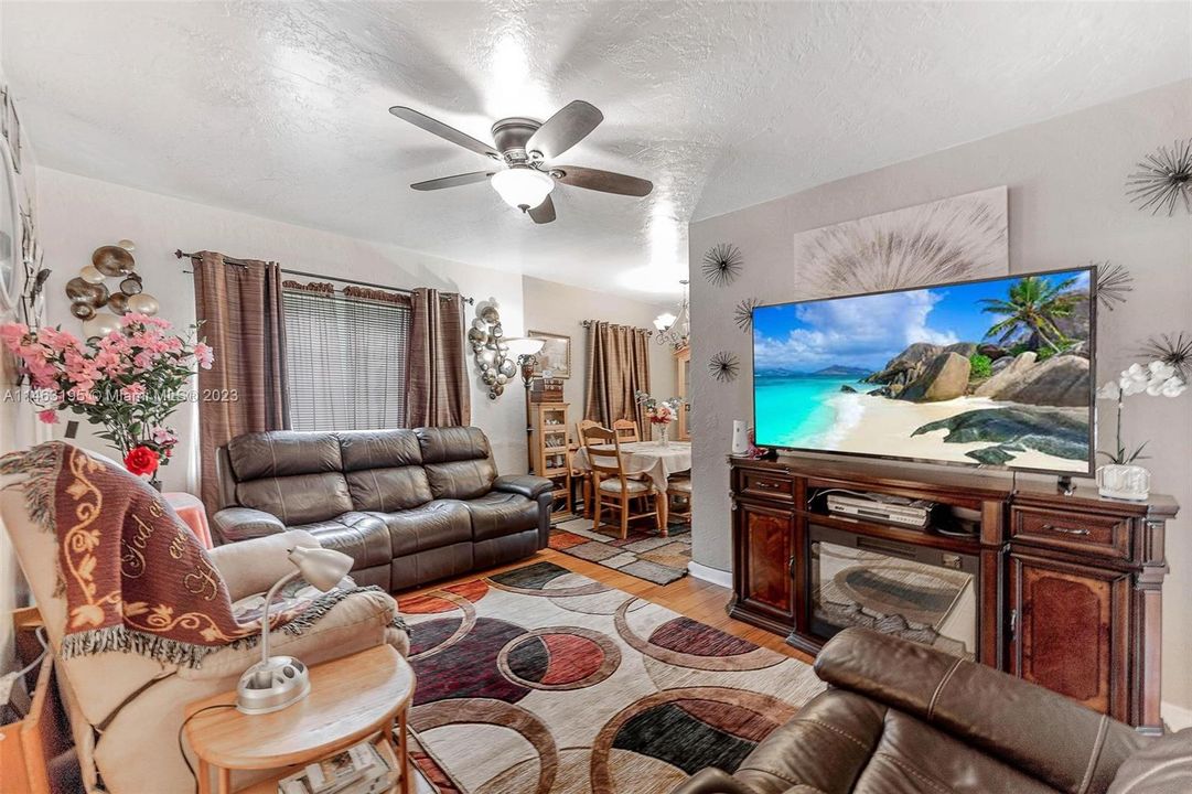 Recently Sold: $365,999 (3 beds, 1 baths, 1203 Square Feet)