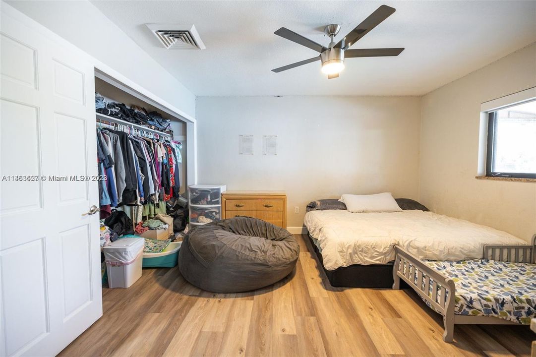 Recently Sold: $999,900 (3 beds, 2 baths, 1560 Square Feet)