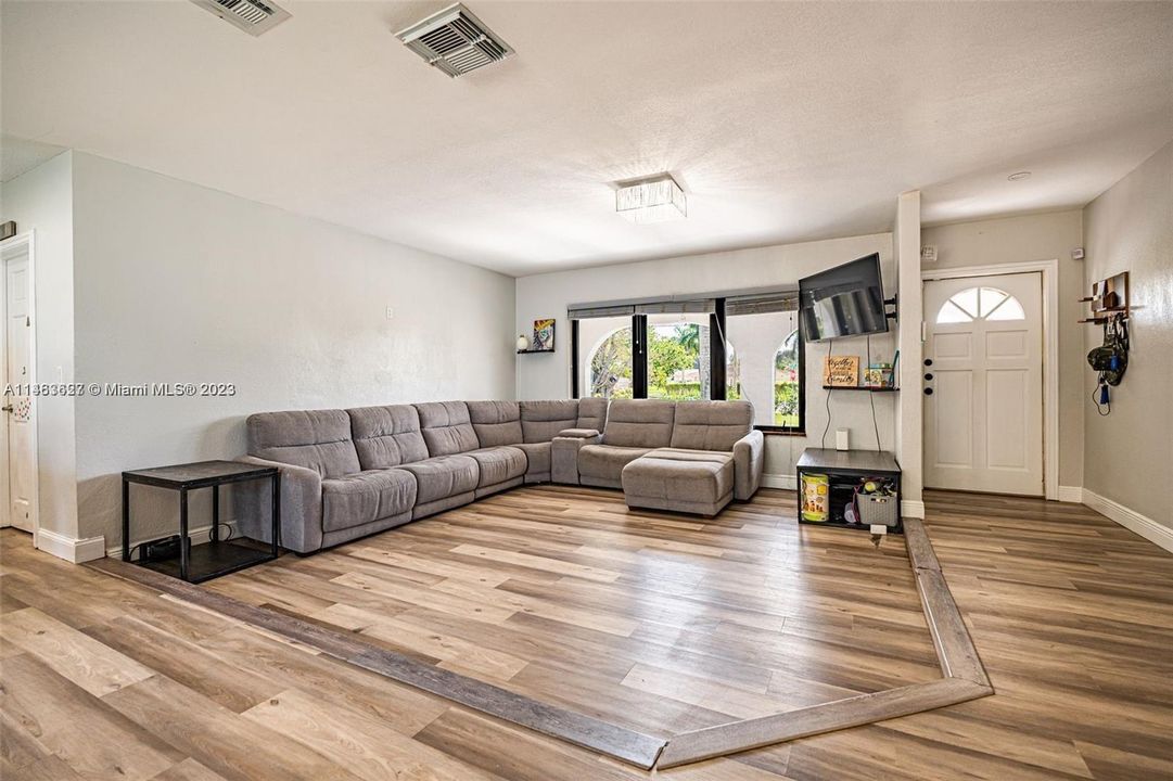 Recently Sold: $999,900 (3 beds, 2 baths, 1560 Square Feet)