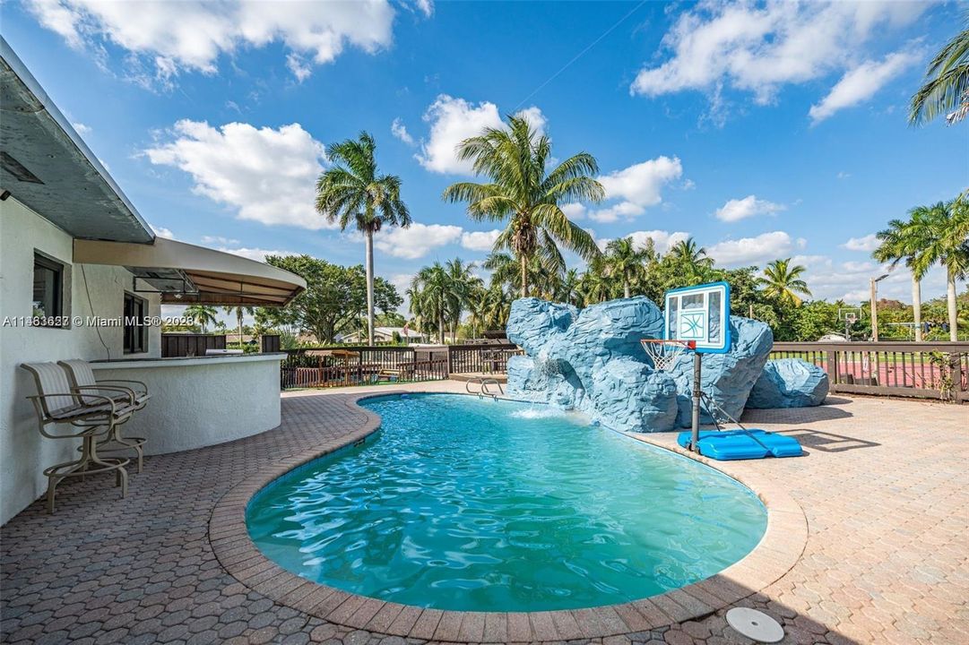 Recently Sold: $999,900 (3 beds, 2 baths, 1560 Square Feet)