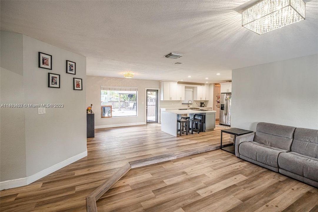 Recently Sold: $999,900 (3 beds, 2 baths, 1560 Square Feet)