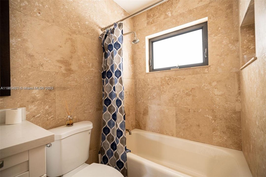 Recently Sold: $999,900 (3 beds, 2 baths, 1560 Square Feet)