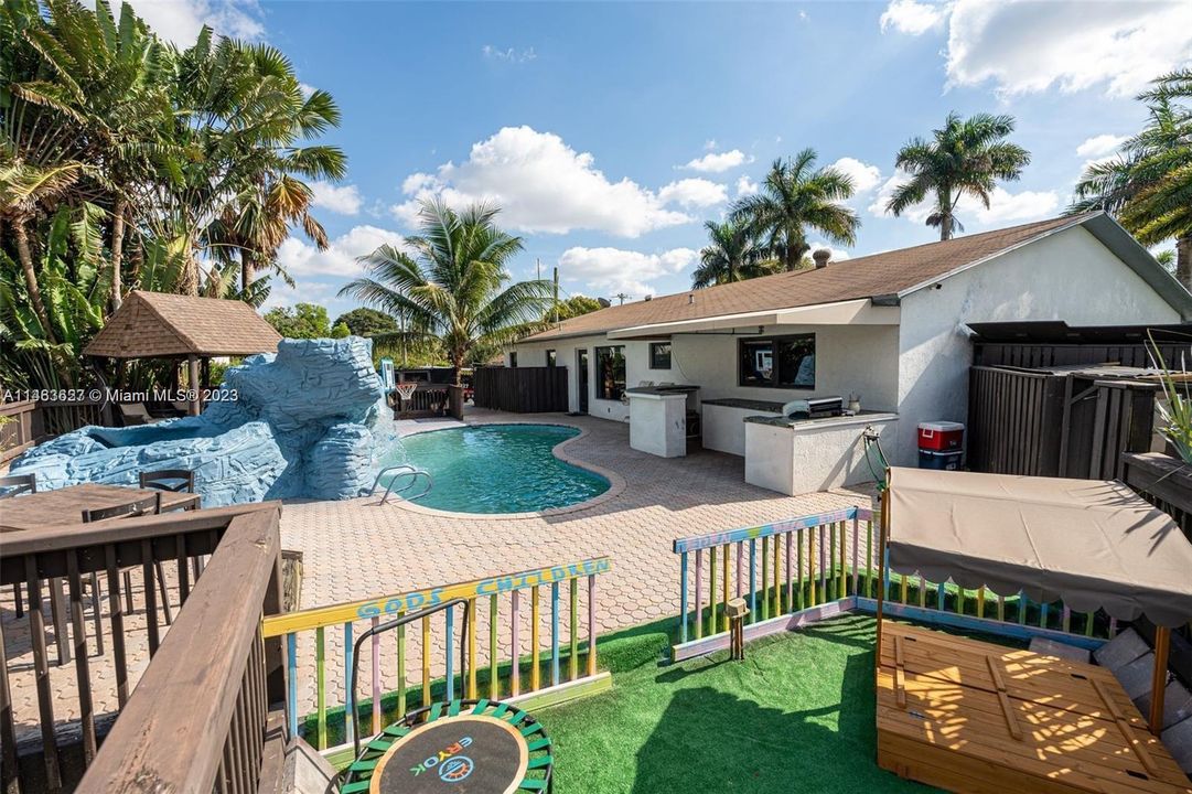 Recently Sold: $999,900 (3 beds, 2 baths, 1560 Square Feet)