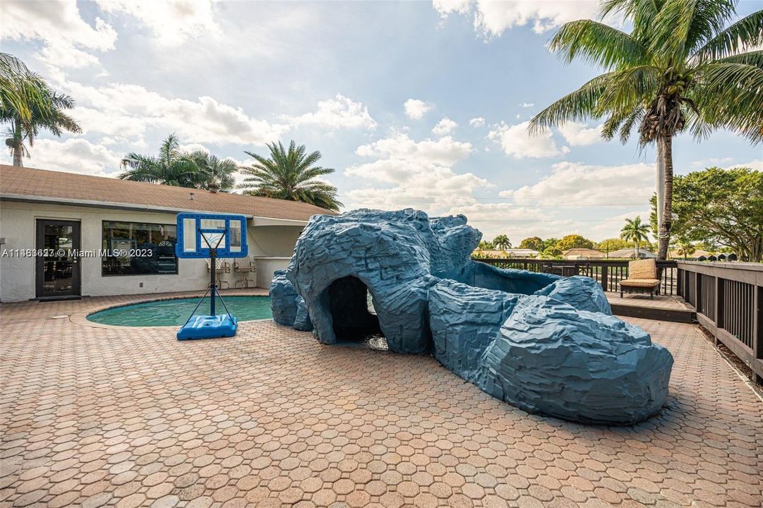 Recently Sold: $999,900 (3 beds, 2 baths, 1560 Square Feet)