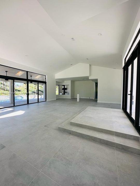 Recently Sold: $2,400,000 (4 beds, 4 baths, 3017 Square Feet)