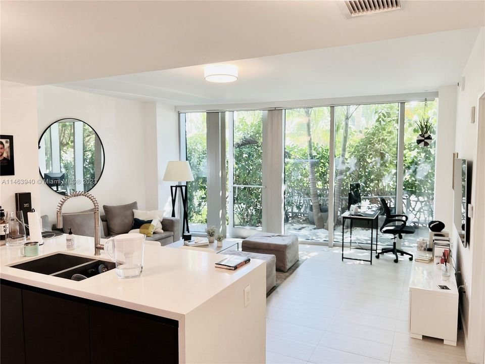 For Sale: $1,320,000 (1 beds, 1 baths, 889 Square Feet)