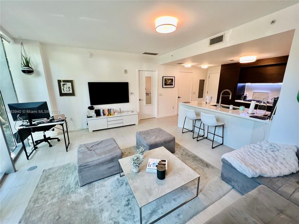 For Sale: $1,320,000 (1 beds, 1 baths, 889 Square Feet)