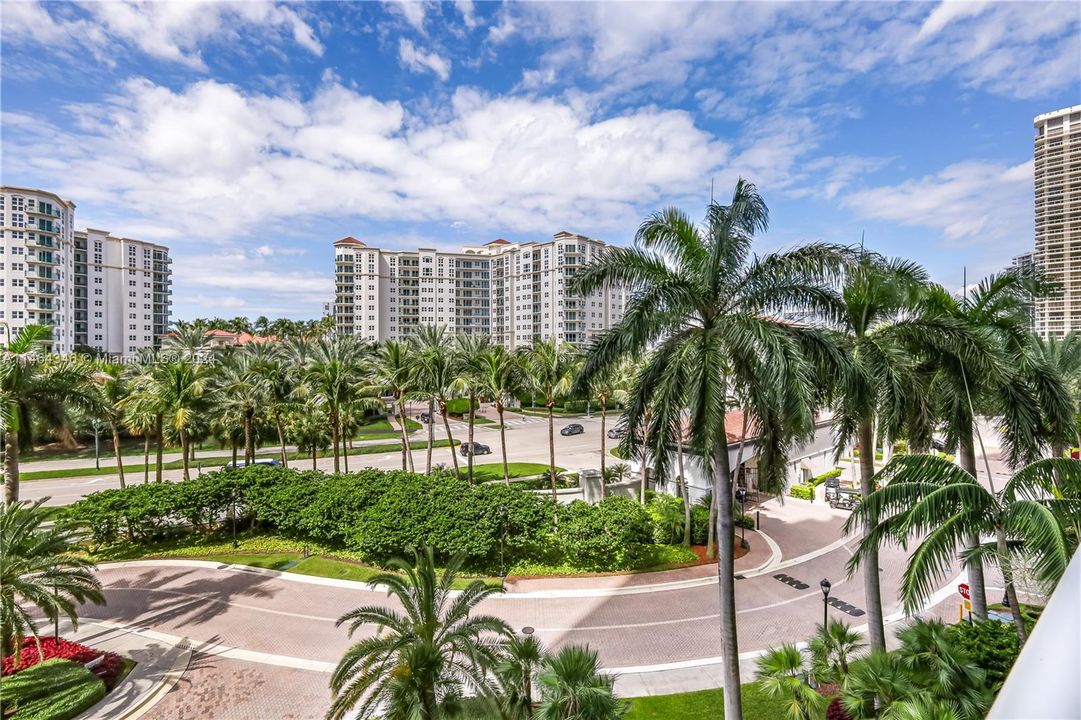 最近售出: $1,650,000 (3 贝兹, 4 浴室, 3320 平方英尺)