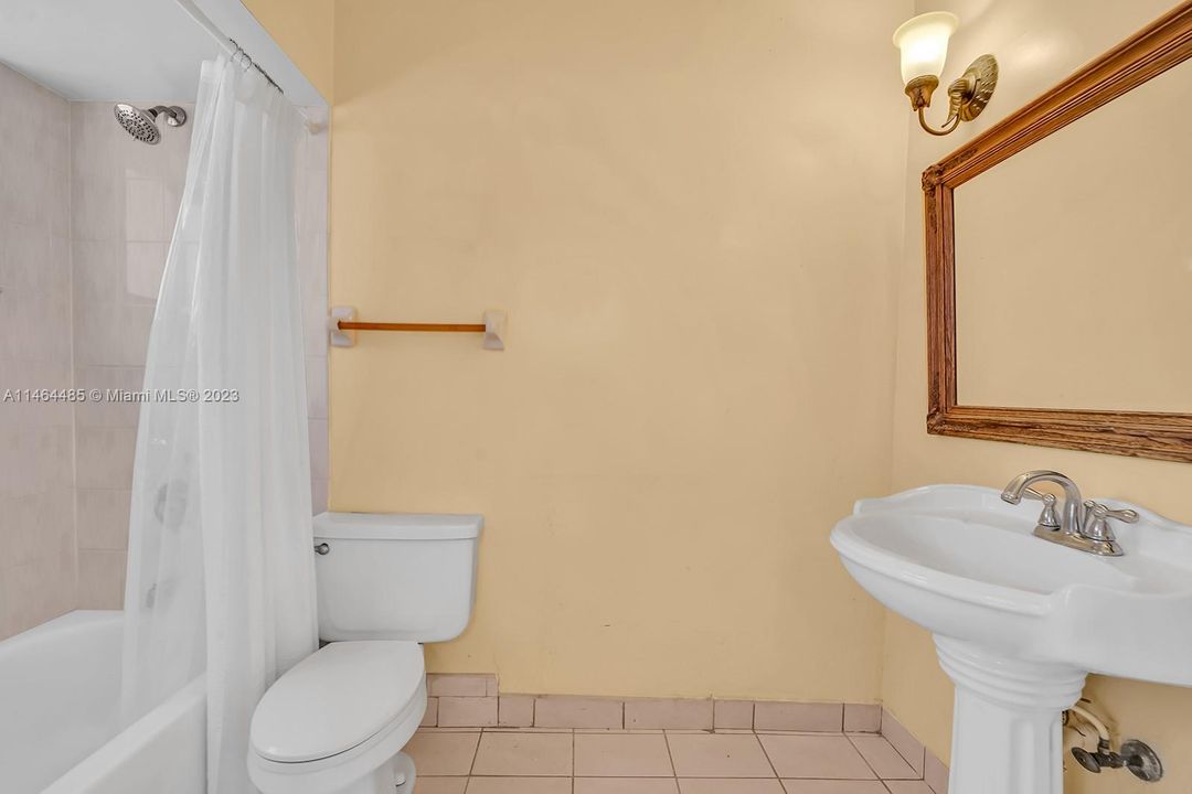 Recently Rented: $2,700 (3 beds, 2 baths, 0 Square Feet)