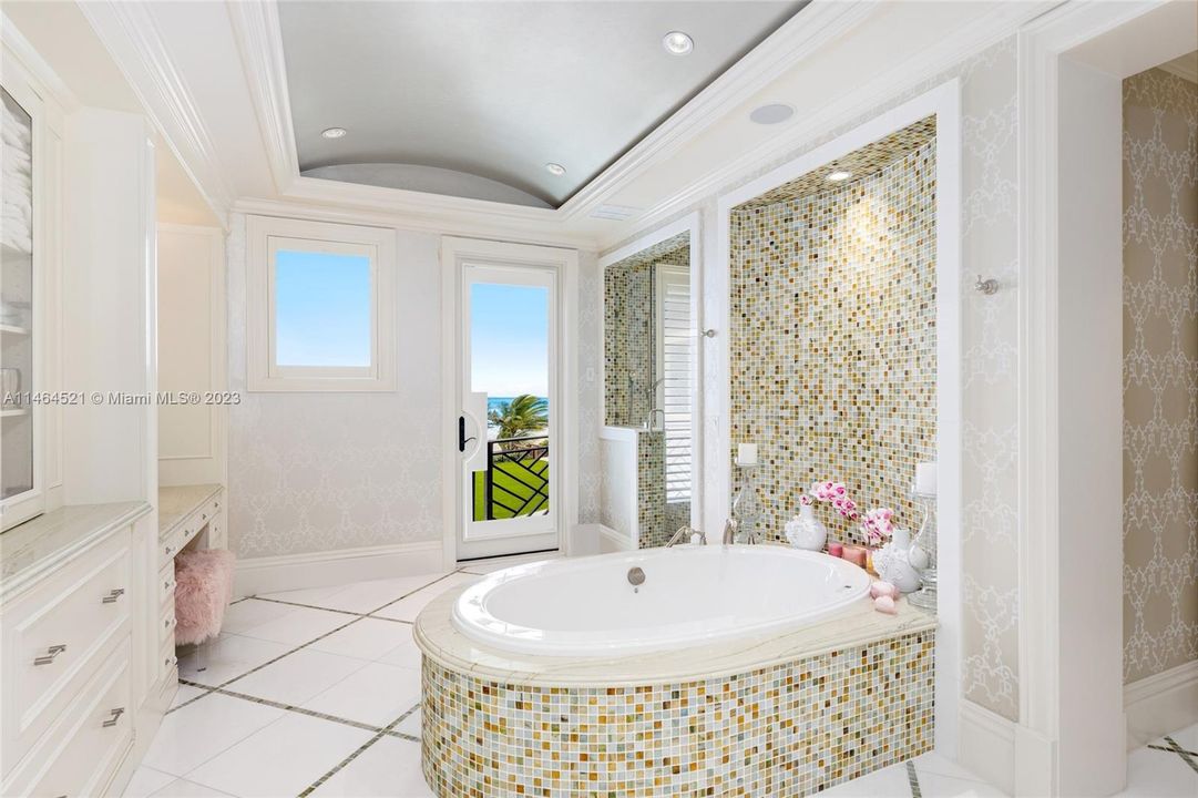 最近售出: $20,500,000 (5 贝兹, 7 浴室, 10846 平方英尺)