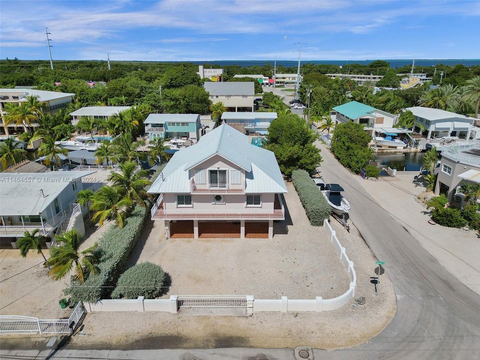 Recently Sold: $2,000,000 (3 beds, 2 baths, 2108 Square Feet)