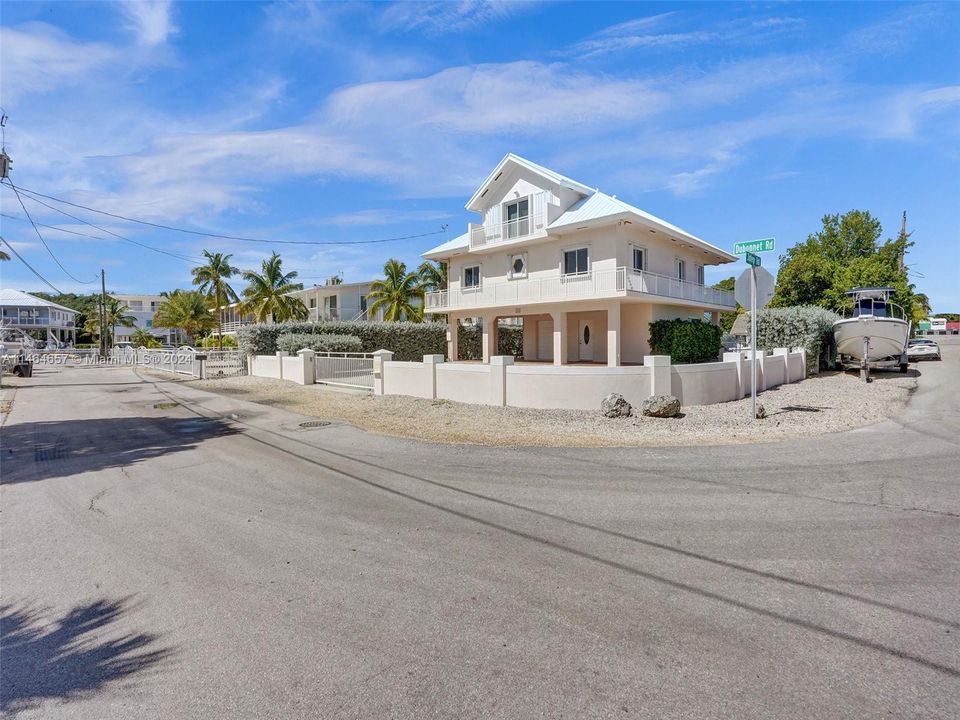 Recently Sold: $2,000,000 (3 beds, 2 baths, 2108 Square Feet)