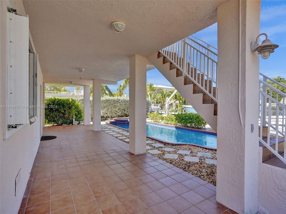 Recently Sold: $2,000,000 (3 beds, 2 baths, 2108 Square Feet)