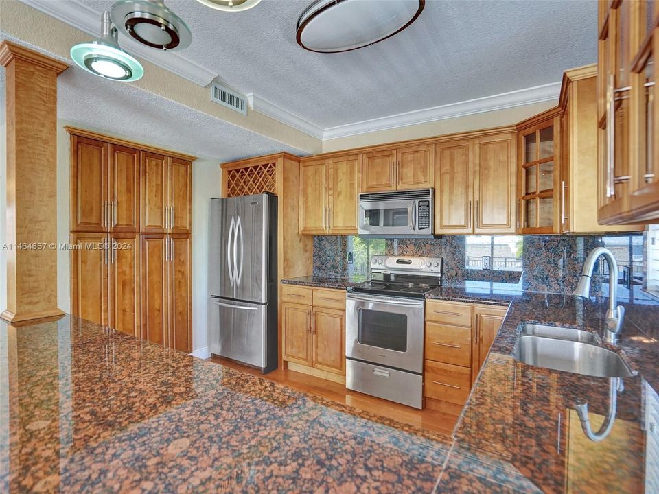 Recently Sold: $2,000,000 (3 beds, 2 baths, 2108 Square Feet)