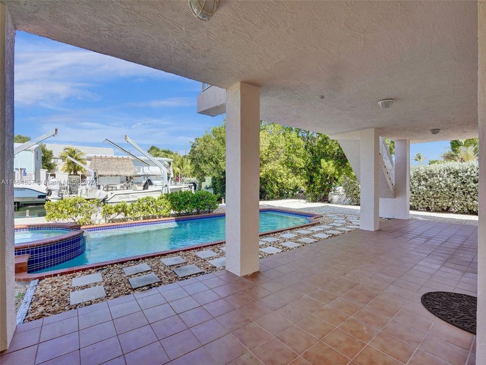 Recently Sold: $2,000,000 (3 beds, 2 baths, 2108 Square Feet)