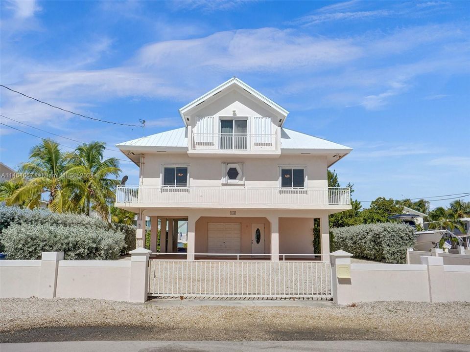Recently Sold: $2,000,000 (3 beds, 2 baths, 2108 Square Feet)