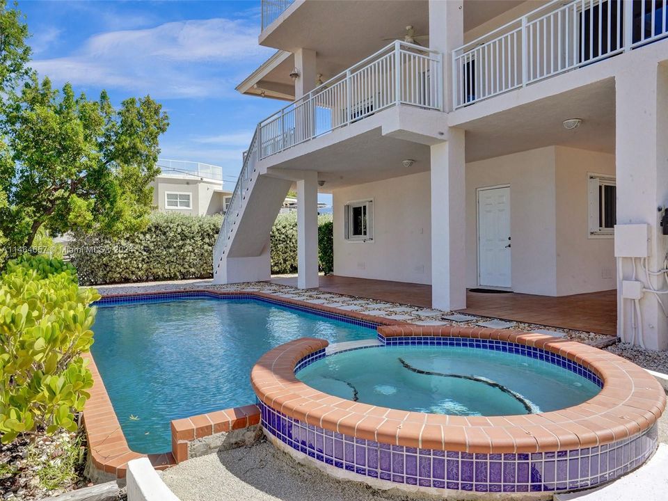 Recently Sold: $2,000,000 (3 beds, 2 baths, 2108 Square Feet)