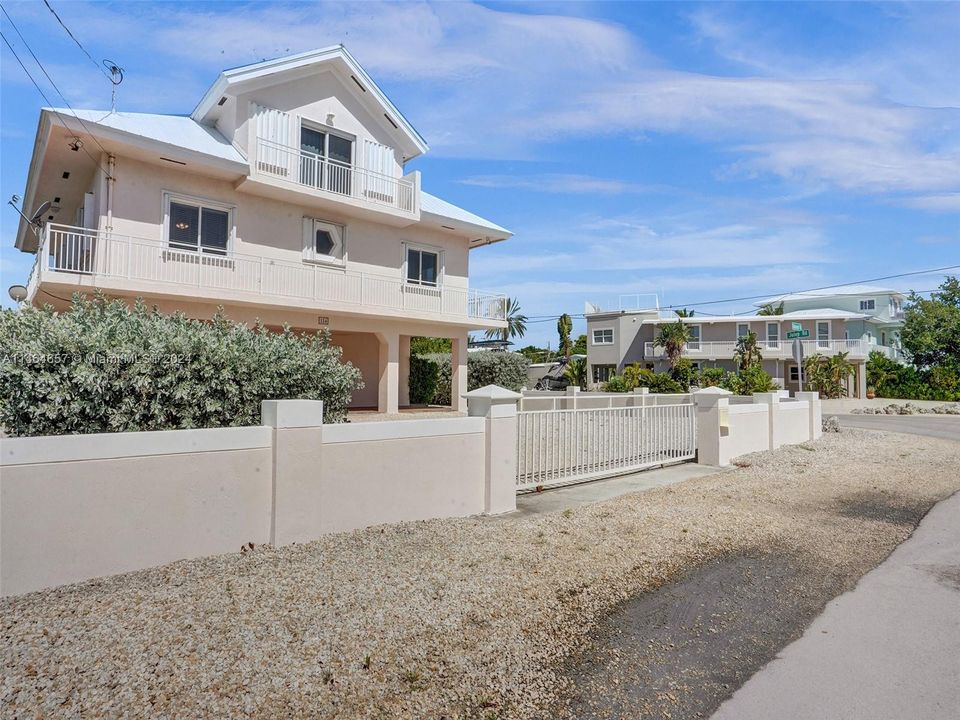 Recently Sold: $2,000,000 (3 beds, 2 baths, 2108 Square Feet)