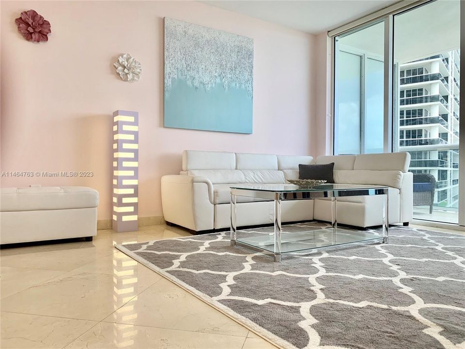 Recently Rented: $4,500 (1 beds, 1 baths, 844 Square Feet)