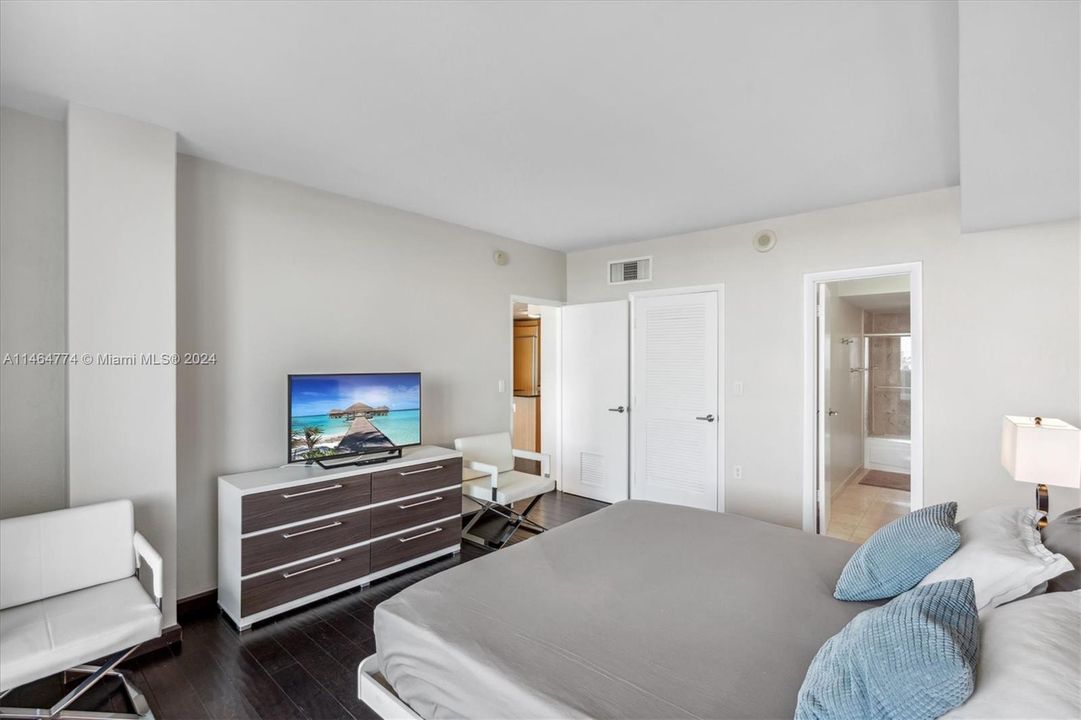 For Sale: $799,000 (1 beds, 1 baths, 896 Square Feet)