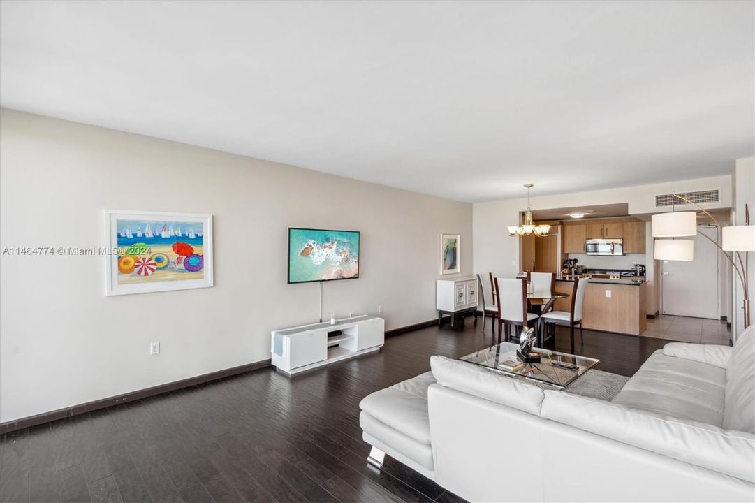 For Sale: $859,000 (1 beds, 1 baths, 896 Square Feet)