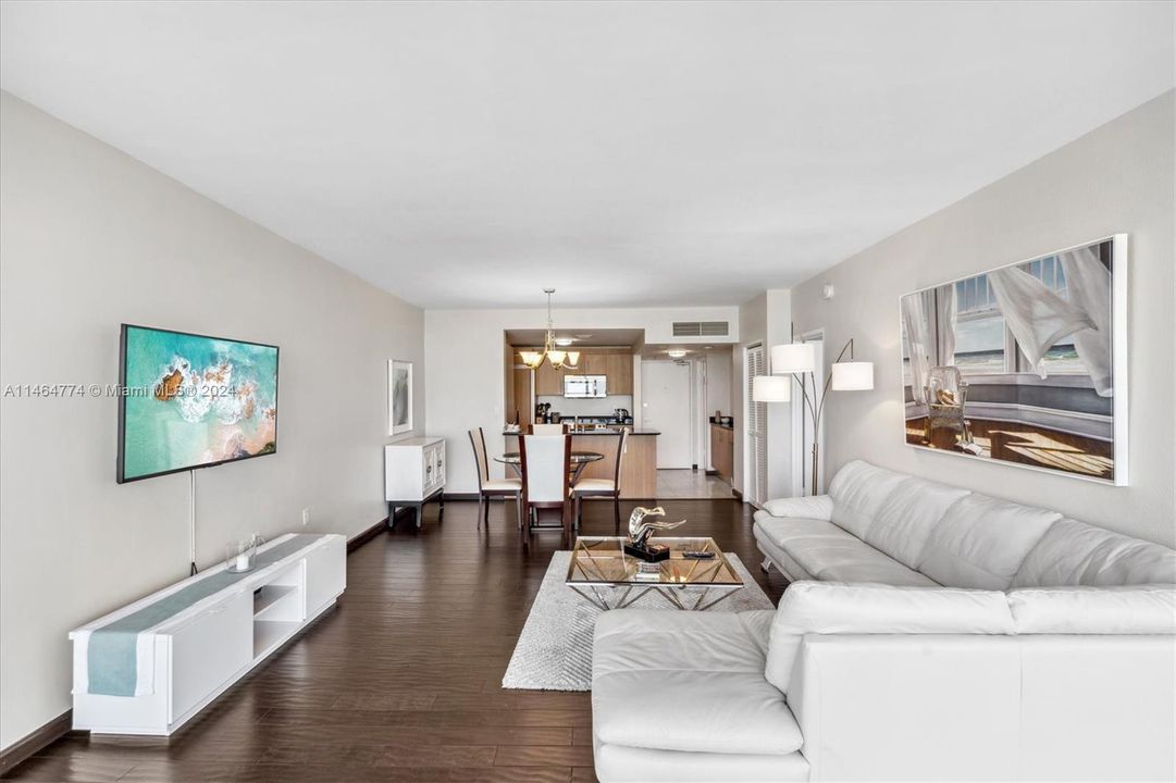 For Sale: $799,000 (1 beds, 1 baths, 896 Square Feet)