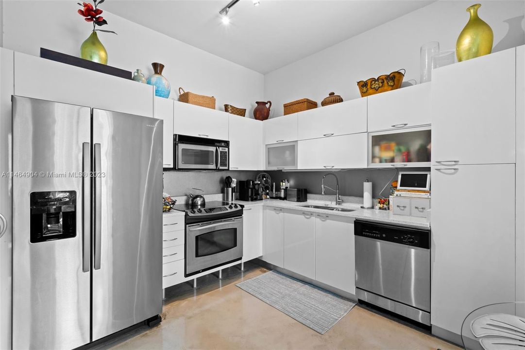 For Sale: $360,000 (1 beds, 1 baths, 712 Square Feet)