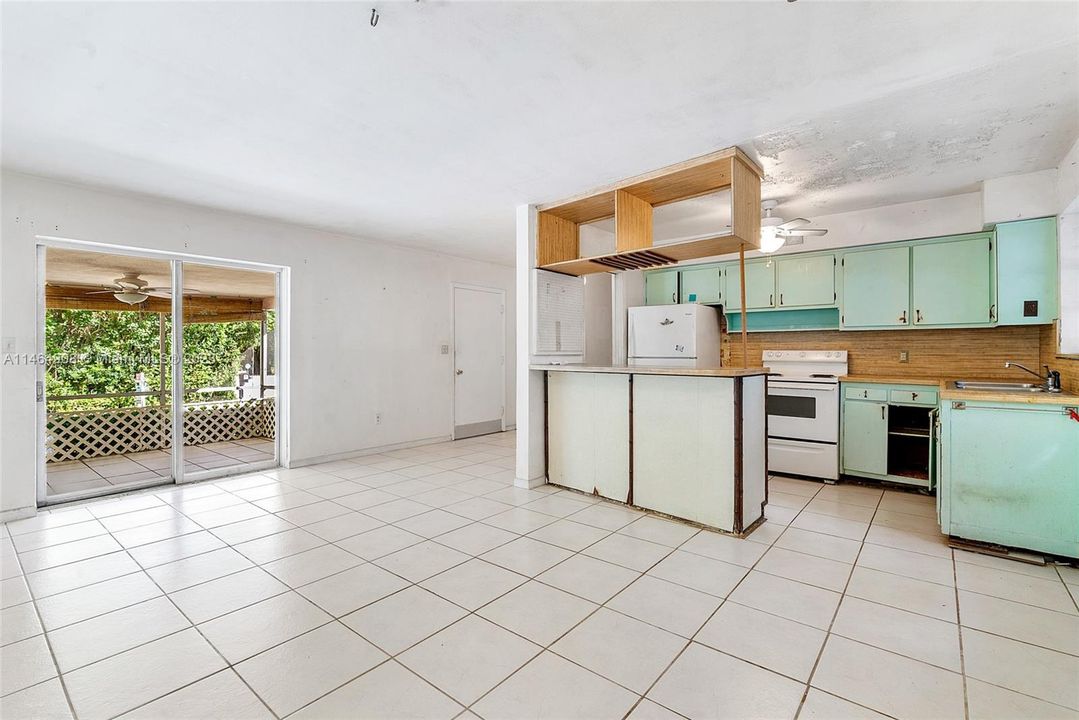 Recently Sold: $525,000 (2 beds, 2 baths, 876 Square Feet)
