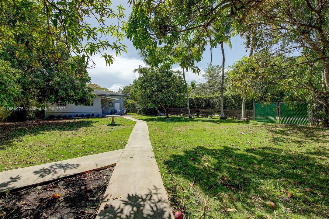 最近售出: $1,499,000 (0.27 acres)