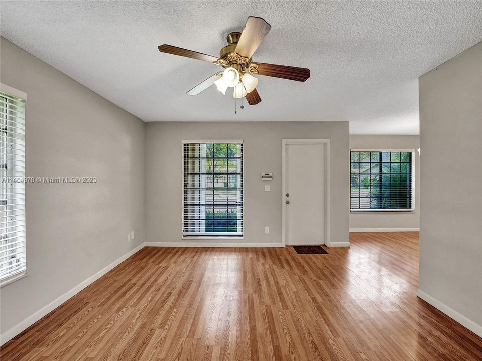 最近租的: $2,700 (3 贝兹, 2 浴室, 1317 平方英尺)