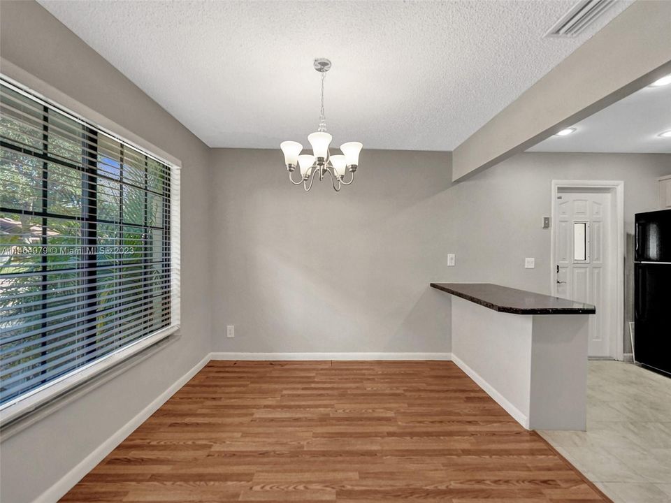 最近租的: $2,700 (3 贝兹, 2 浴室, 1317 平方英尺)