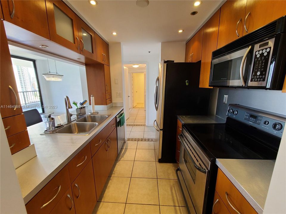 For Sale: $649,000 (1 beds, 1 baths, 1042 Square Feet)