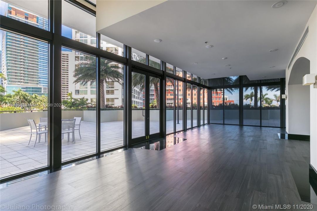 For Sale: $645,000 (1 beds, 1 baths, 1042 Square Feet)