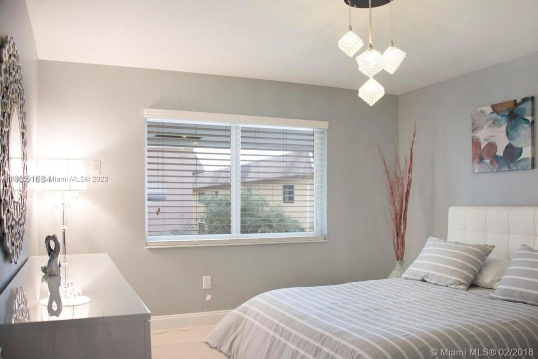 最近租的: $2,300 (2 贝兹, 1 浴室, 840 平方英尺)