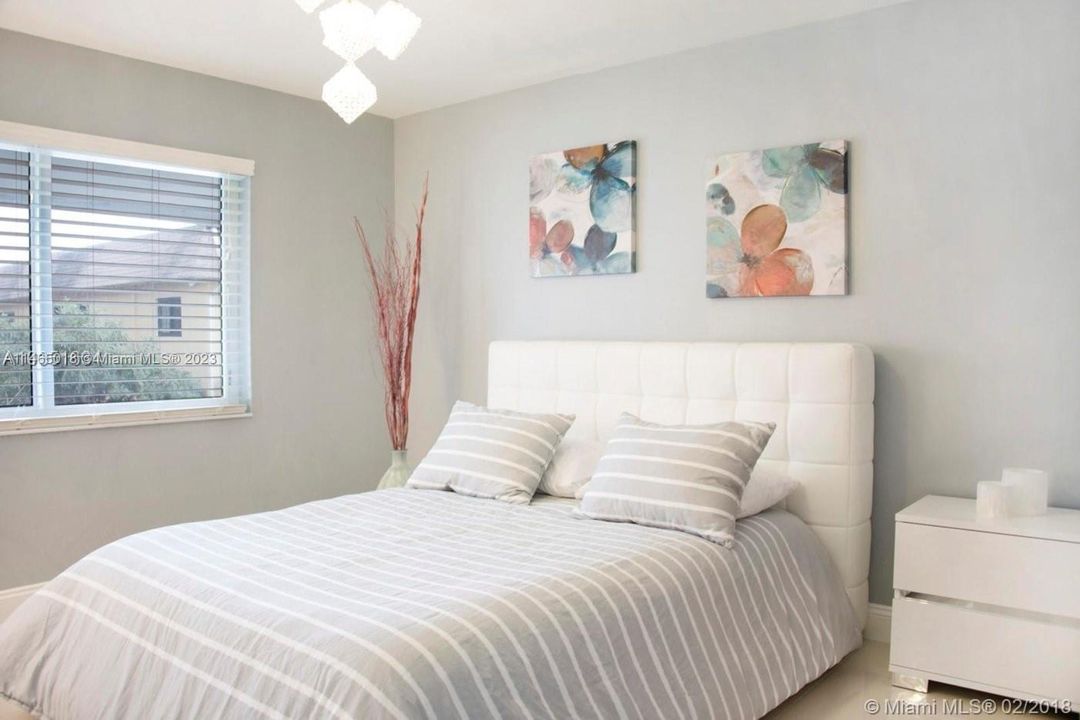 最近租的: $2,300 (2 贝兹, 1 浴室, 840 平方英尺)